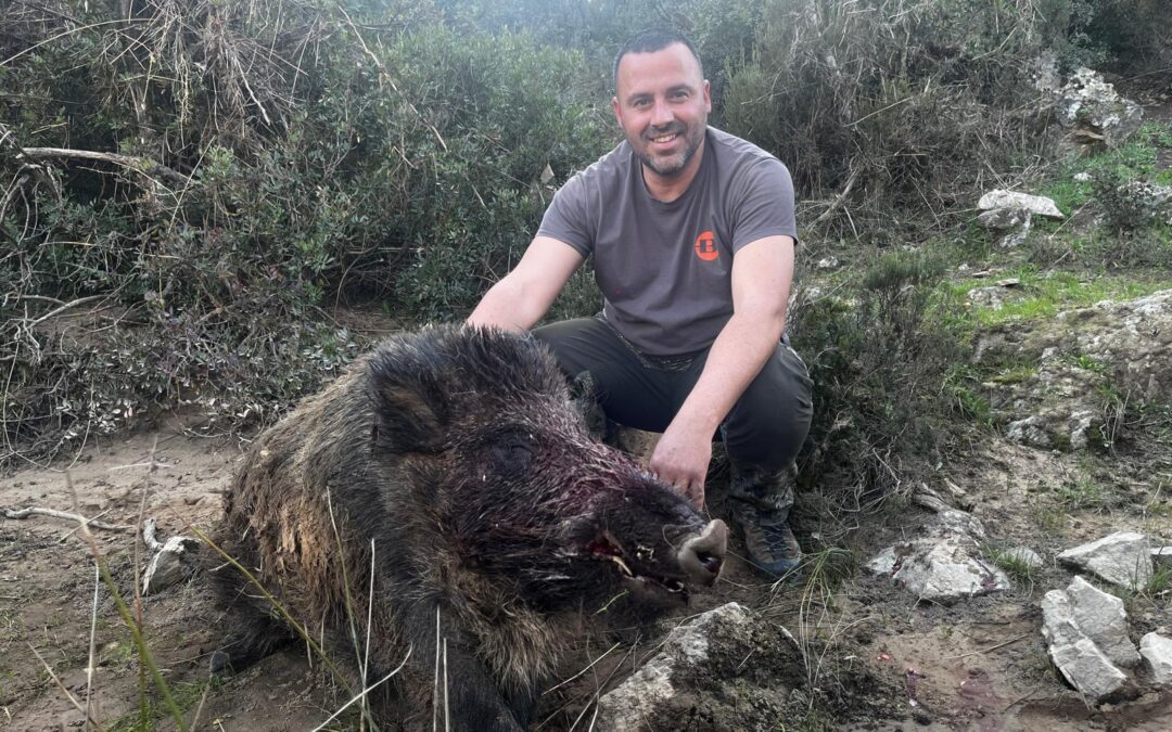 Julián, guía de Fawna, con un jabalí abatido en una espera de otoño