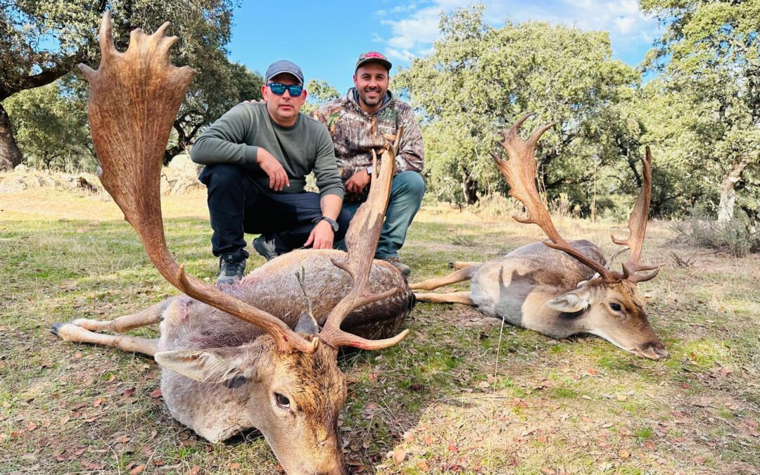 Julián, guía de Fawna, y un cazador con dos gamos tras un rececho en la ronca de octubre